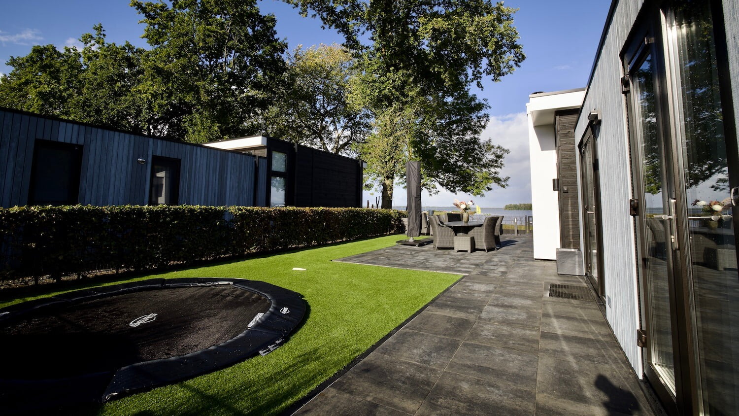 Vakantiehuis Eik5 heeft een ruime tuin met een zonovergoten terras. Vakantiehuis Eik5 heeft een ruime tuin met een zonovergoten terras.